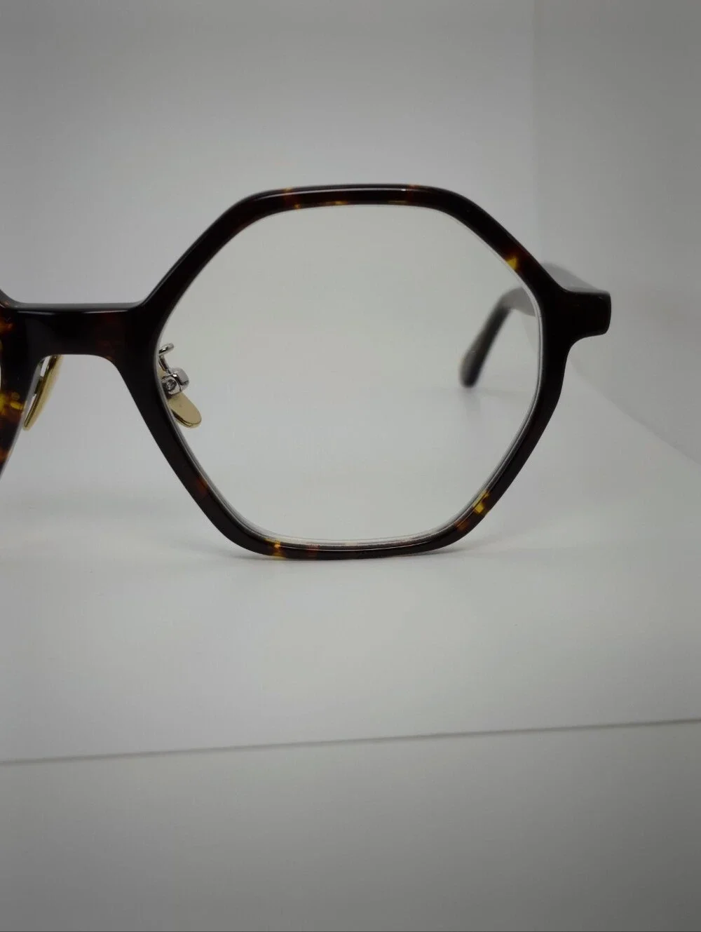 Aldridge. Tortoiseshell Polygon Frame. Stylish Look.